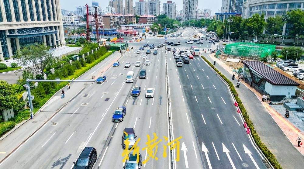 济南:经一路地铁6号线站点围挡拆除 双向八车道恢复通行
