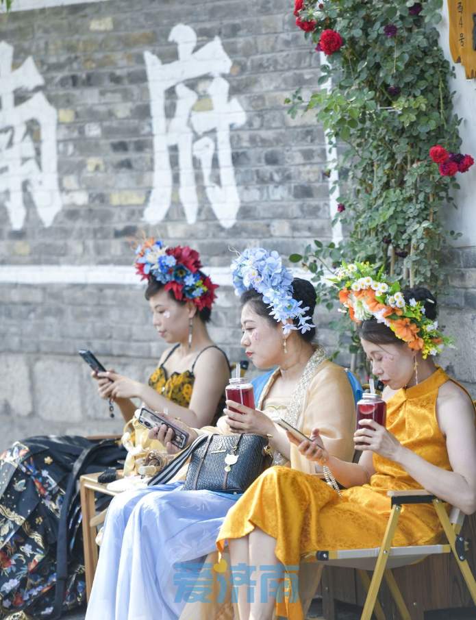 30℃+的初夏，泉城老街迎来“夏日版”簪花姑娘