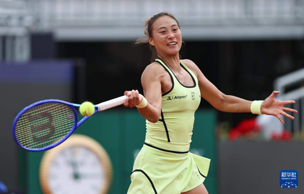 网球——WTA1000罗马站：郑钦文首轮晋级