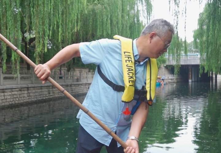 济南护城河“美容师”：一船一杆守护“一池清水”