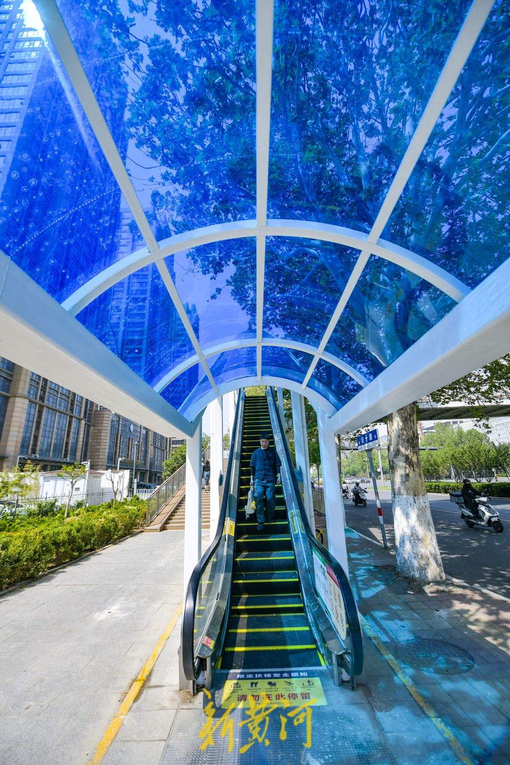 过街天桥修缮上新装 扶梯加装“保护层”