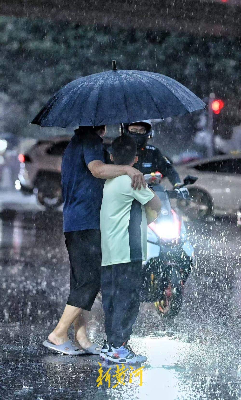 骤雨突袭：晚高峰济南北园高架路下现归家人潮