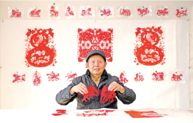 剪纸“牧马人”徐健 三百六十五幅“骏马”奔腾迎新春