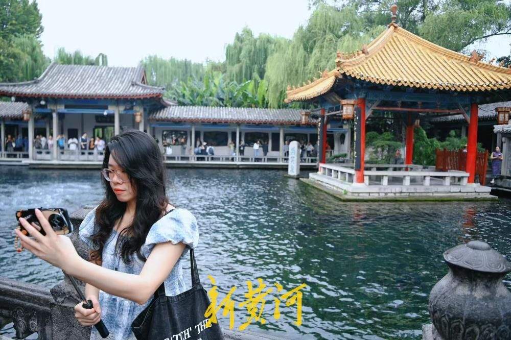 中秋济南赏泉正当时 趵突泉游人如织享佳节