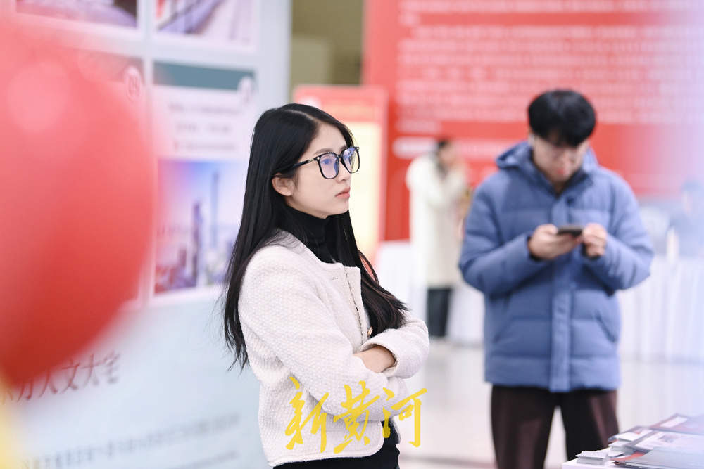 济南春季房展会今日开幕，有市民早上9点就携家带口来看房