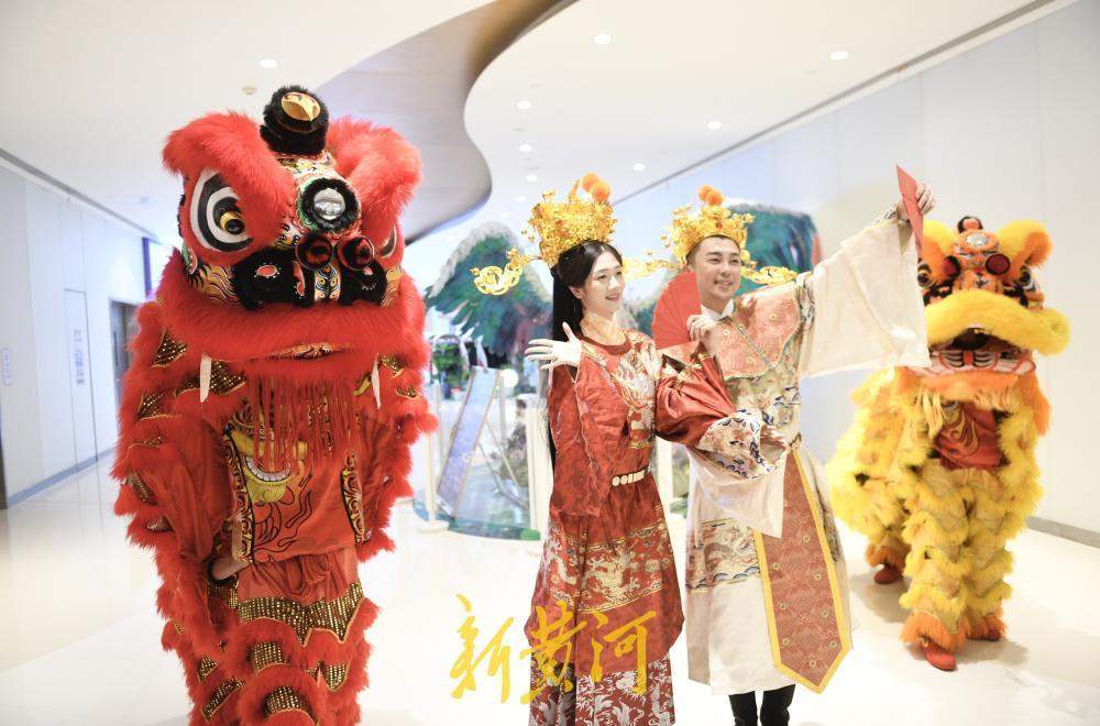 民俗表演拉开春节序幕 济南各大商场为市民送红包和祝福