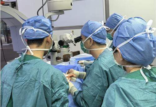35 岁职场人 度数2500度 眼轴31黄斑劈裂 做完后巩膜加固术