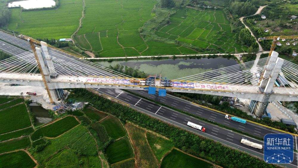 新建沪宁合高铁安徽段跨沪陕高速特大桥合龙