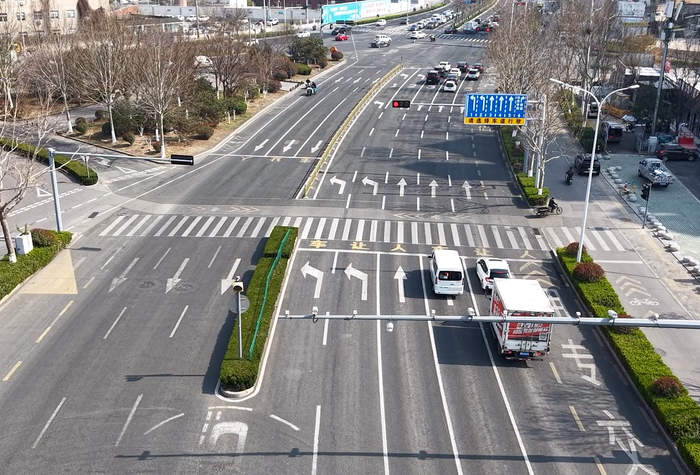实探济南“五路交叉”路口:告别昔日乱象,路口通行效率提升12.7%