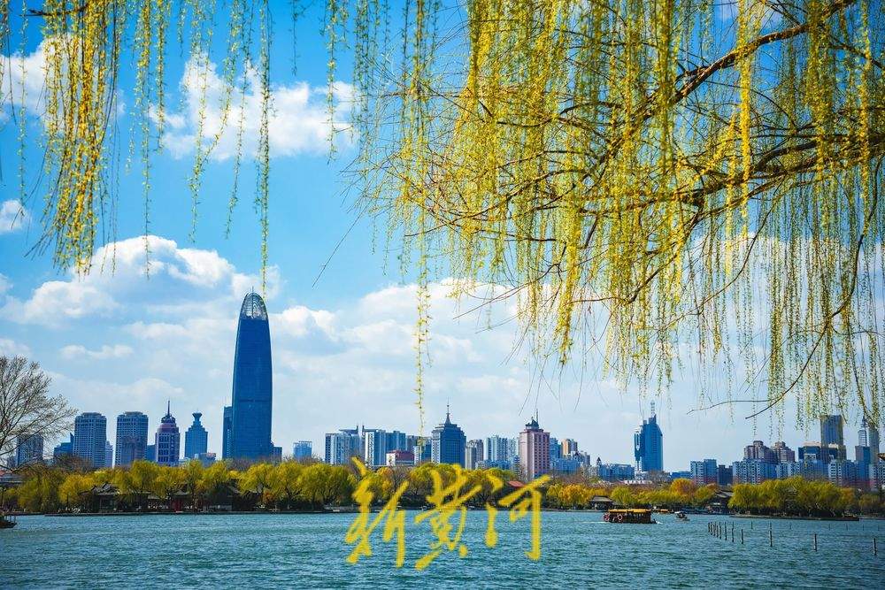泉城踏青正当时，大明湖现水天一色美景