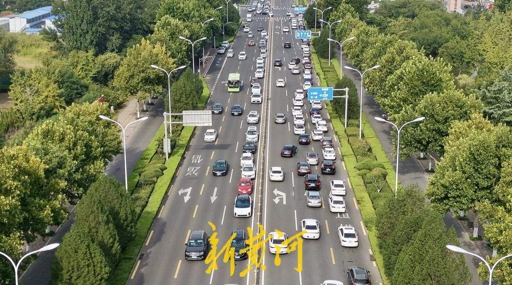 济南长清大学城迎来新生报到高峰，警校联动疏导交通保障开学秩序