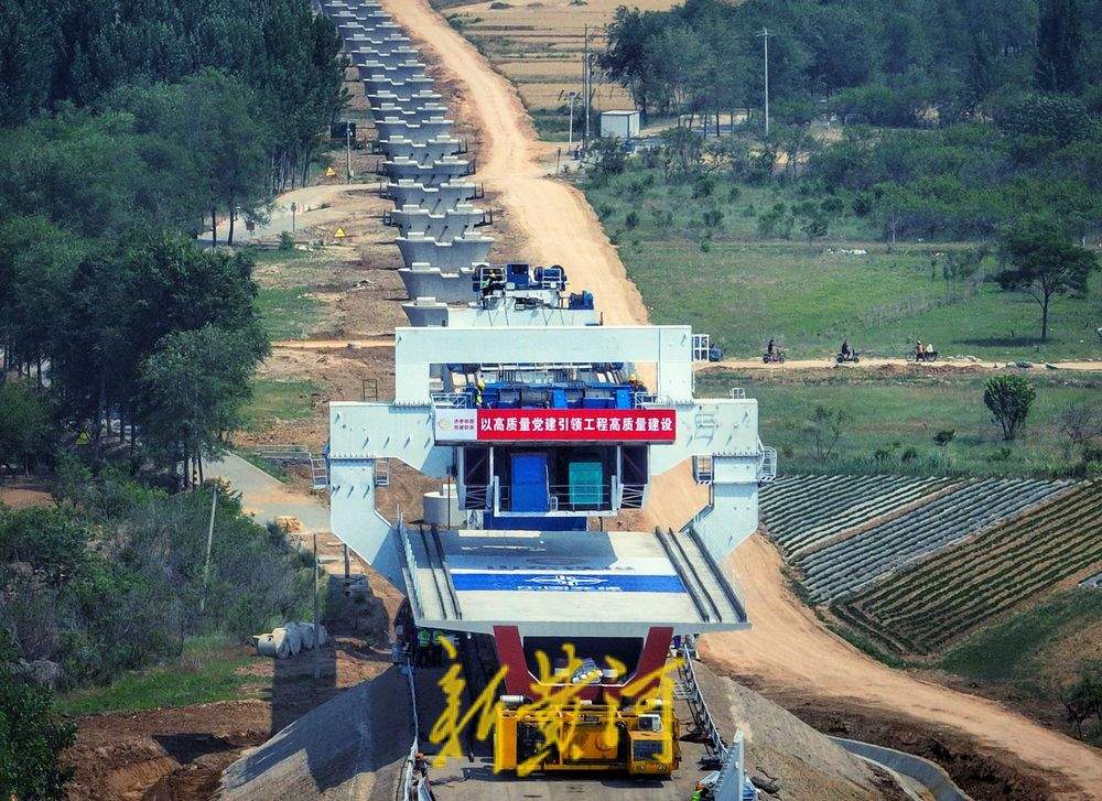 济枣铁路枣庄段首榀箱梁成功架设 