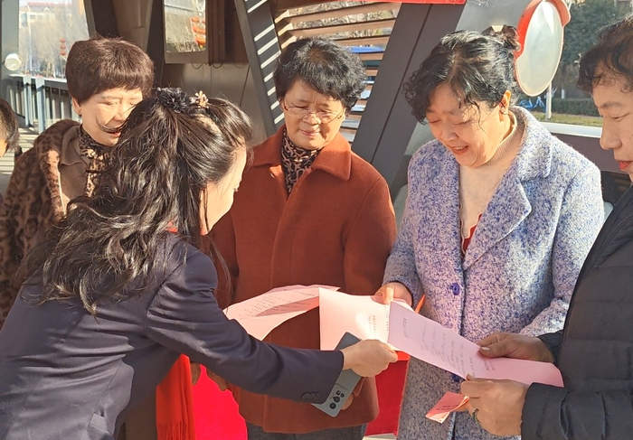 公交站台变身“民俗会客厅”， 济南公交与市民乘客的一场年味“偶遇”