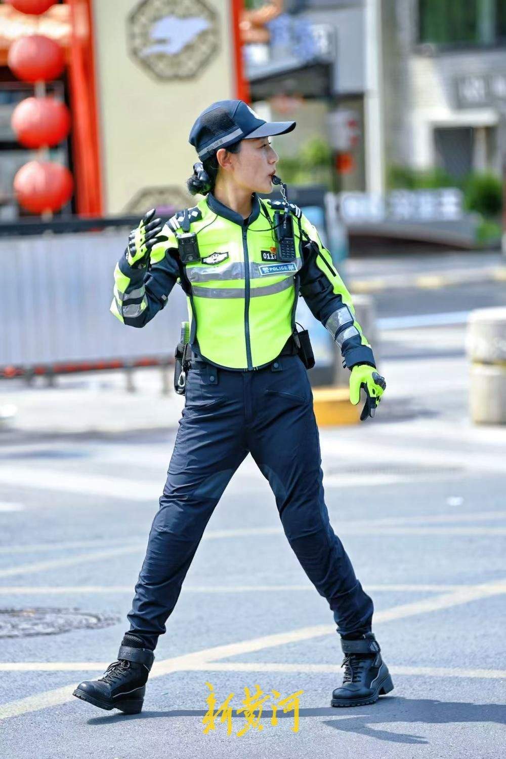 直面酷暑“烤”验 济南女交警穿梭车流护航泉水游