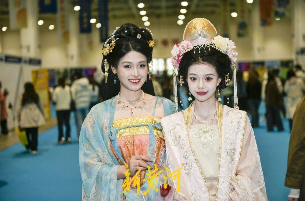 十二“花神”空降招引大会，汉服少女与求职者对诗互动