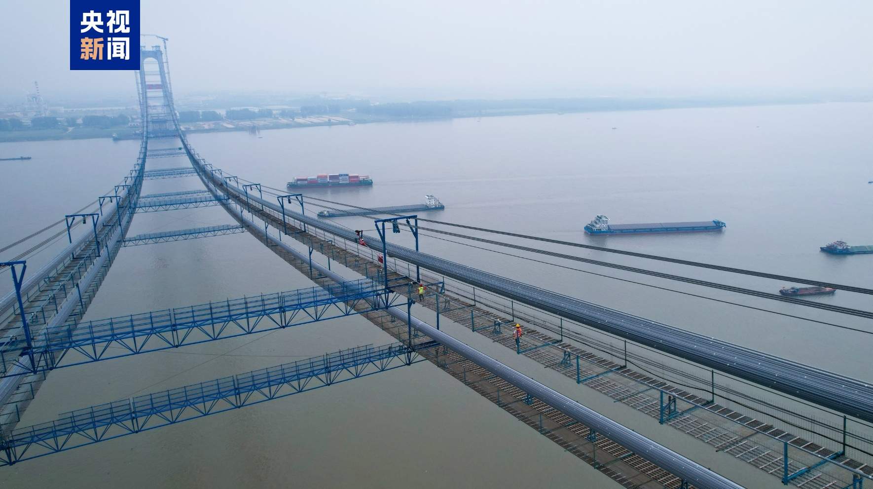 全长约26千米 世界最大跨度四主缆悬索桥完成主缆架设