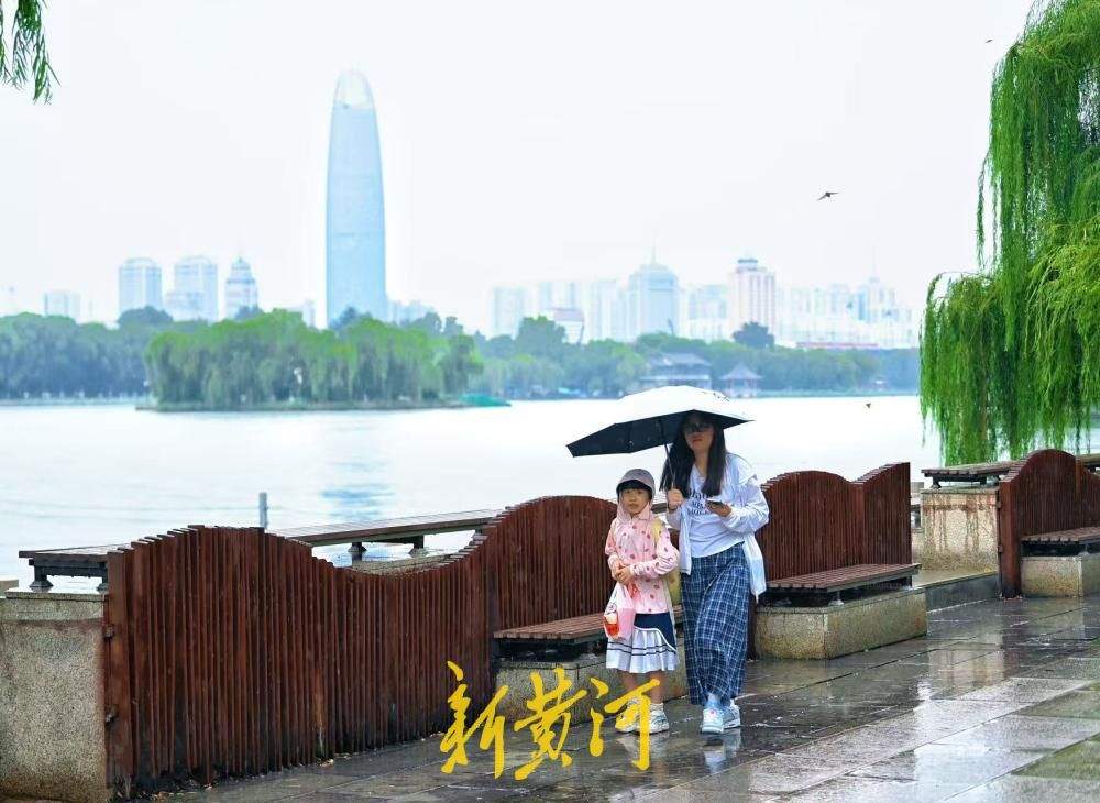 雨中逛济南大明湖 步步皆是初秋凉意