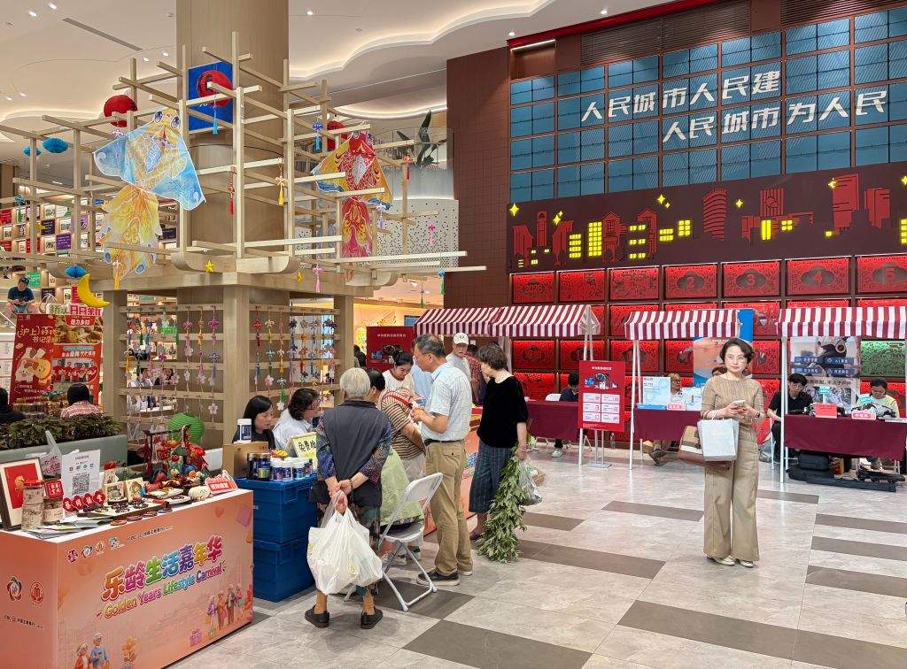 从一桌一集一屋，看银发经济新活力