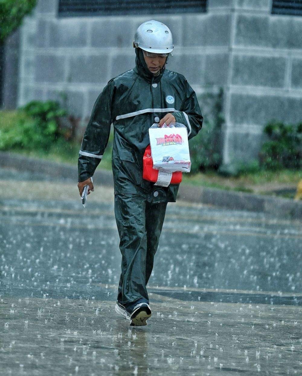 济南大雨来袭，外卖小哥街头奔跑送餐