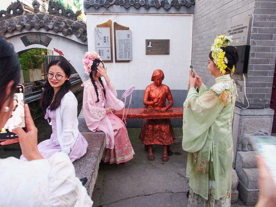 济南藏在小街角落里的起凤桥，却是众多汉服女孩打卡拍照的圣地