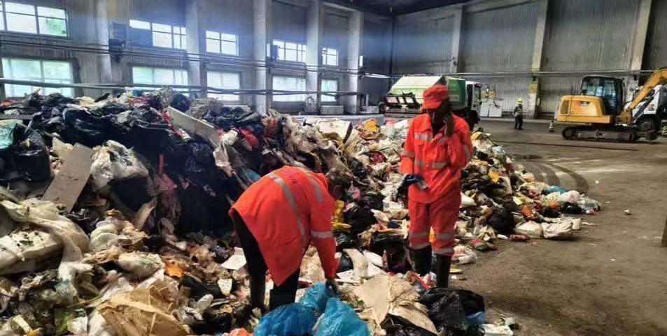 环卫工翻8吨垃圾找回儿童手表引质疑，当地回应