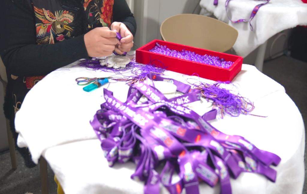 从窑火到赛道：千年定瓷技艺“跨界”半马奖牌