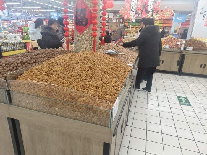 探访济南坚果市场：春节临近，坚果价格“水涨船高”