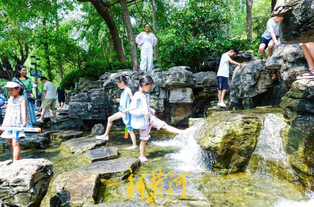 清泉叠瀑引客来 济南环城公园成夏日清凉驿站