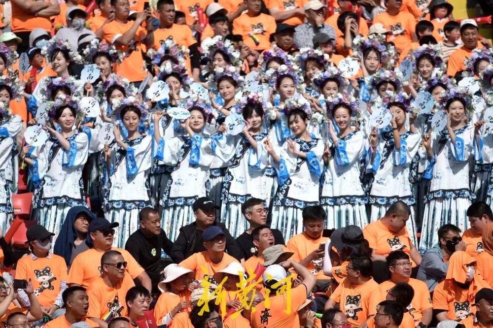 30余名“夏雨荷”齐跳“古风摇”为齐鲁超赛助威