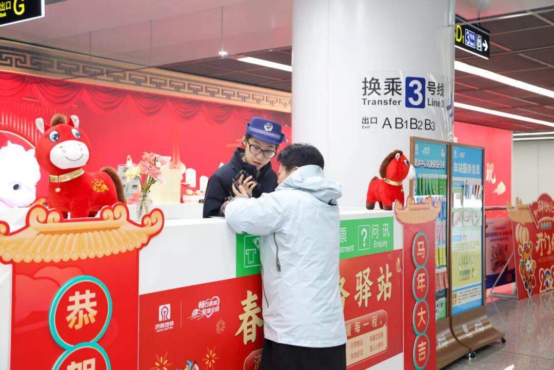 马踏祥云接春风 济南地铁站里年味浓