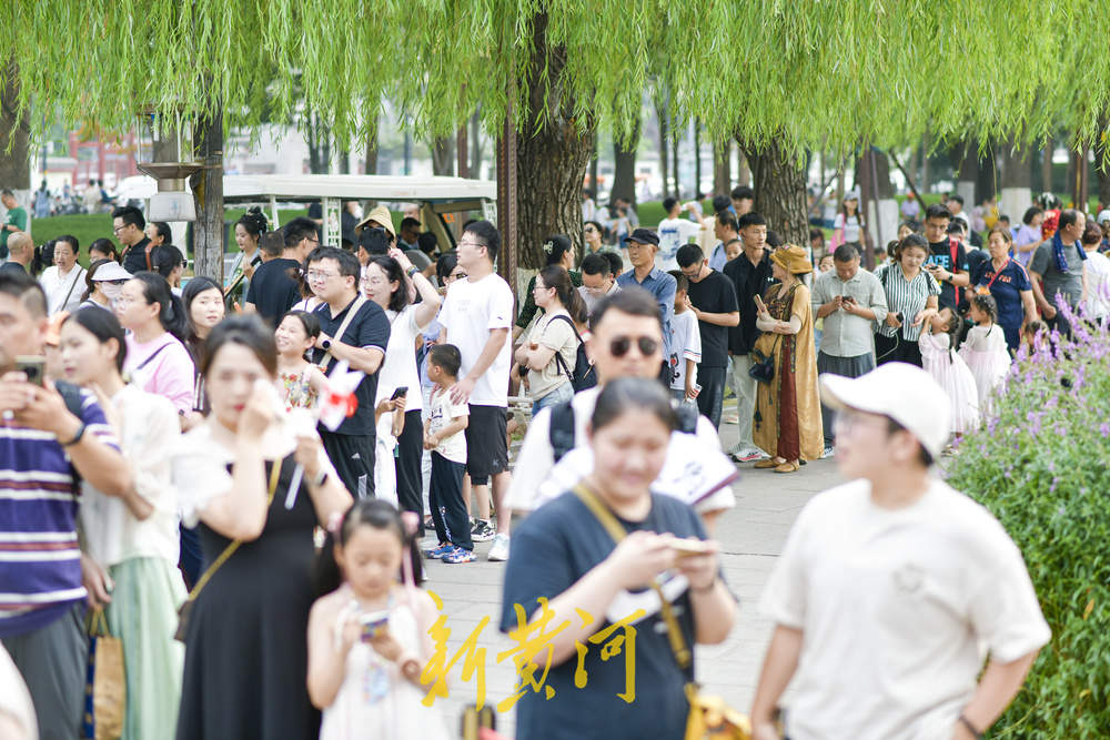 泉城暑期游持续升温，坐船体验明湖美景受热捧