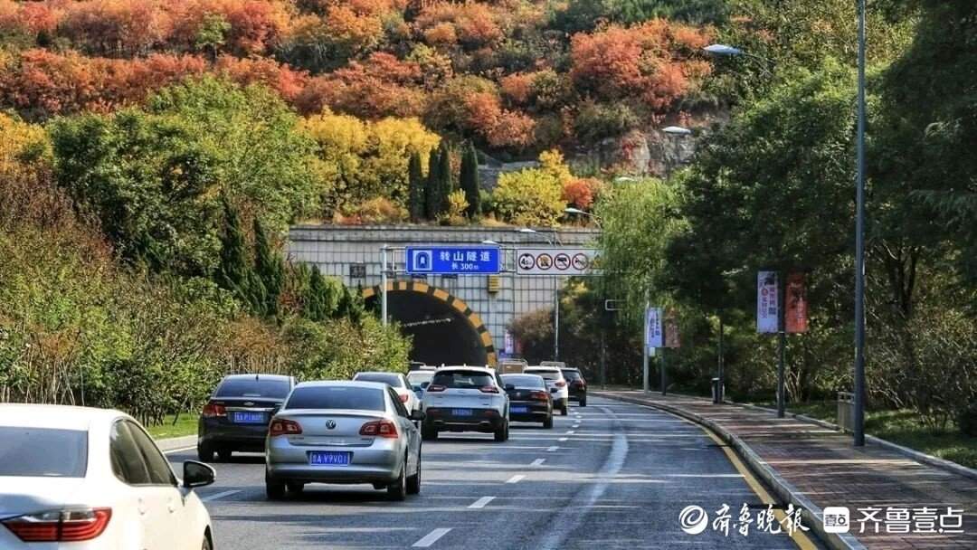 济南转山隧道进行路面防滑提升，南洞刻上“纹章”