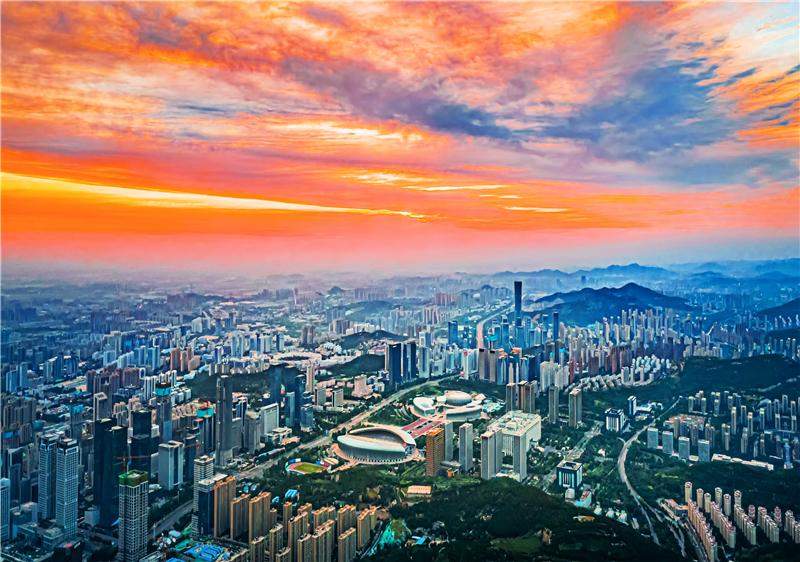 一轴引领 三区共动 多园开花 中心城区高质量发展迈出坚实步伐——访历下区委书记杨传军