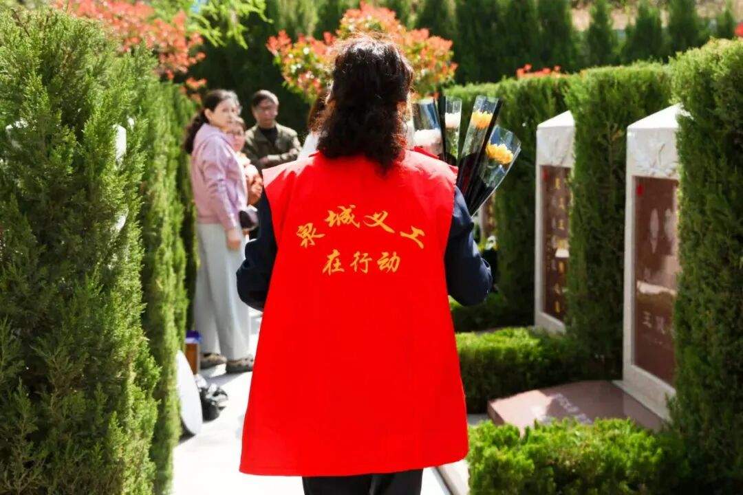 践行文明新风 泉城义工参与清明节主题活动