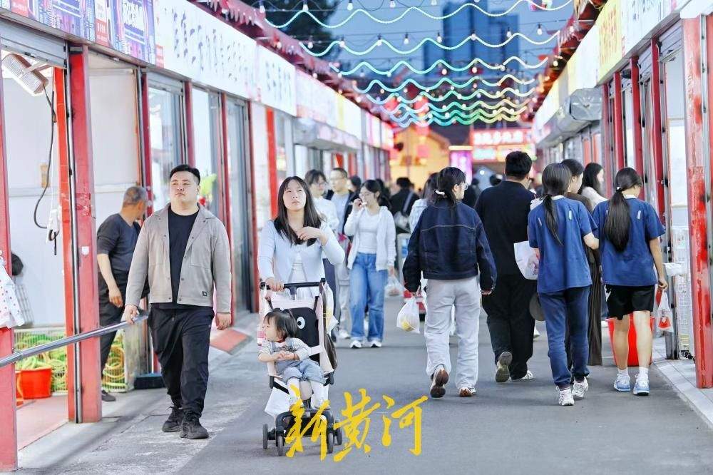 人头攒动、热闹非凡 环联夜市点亮泉城夜经济