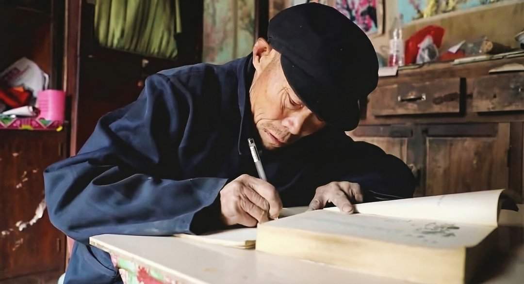 只上过半个月小学，他用一生在村里建起一座免费图书馆