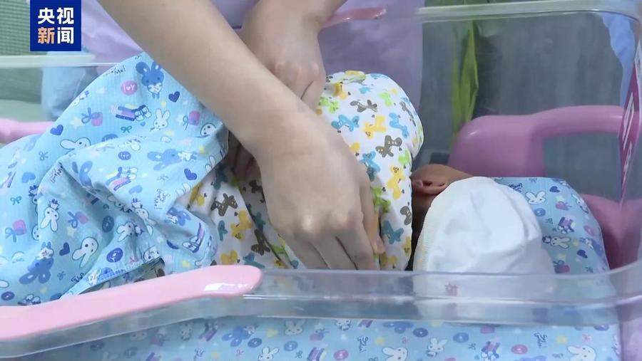 1.7公斤病重女婴急救途中遇堵车,司机齐刷刷45°角转向让出生命通道