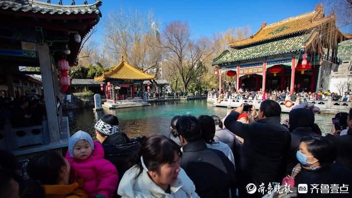 -12°C的天气也挡不住游客的热情，天下第一泉景区热闹非凡
