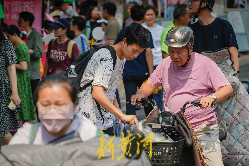 高考进入第二天：烈日灼烧，济南考生“沉着”应考