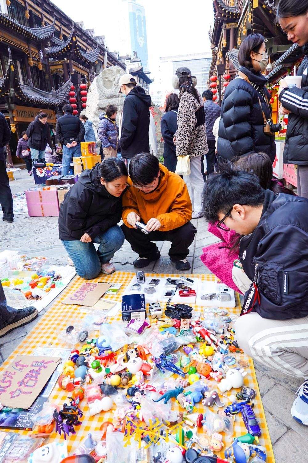 济南大观园周末夜市开张，烟火气里点亮“夜经济”