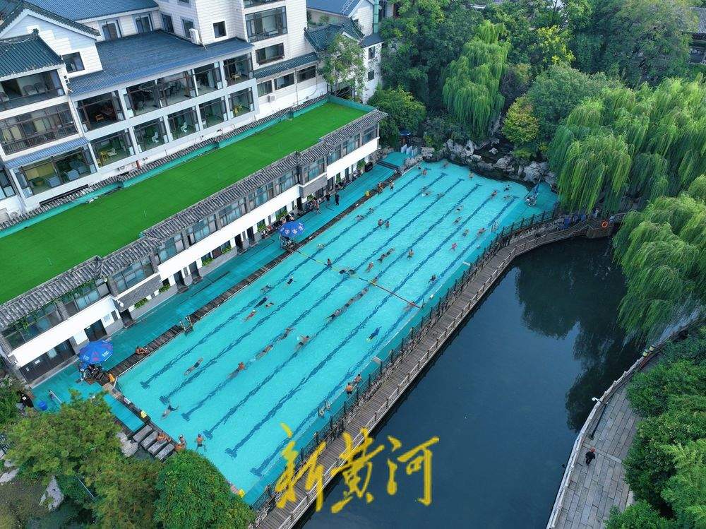 双节假期济南泉水浴场人气足