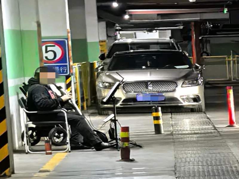 天气转冷 大爷大妈“转战”小区地下车库