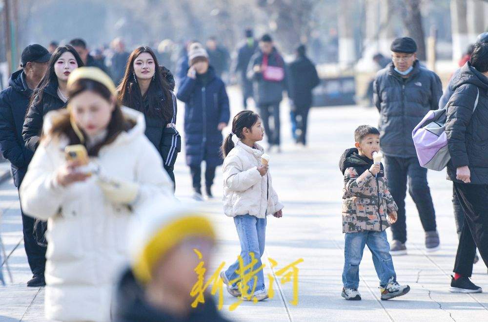 一年四季 泉在济南丨冬日暖阳短暂回归，市民大明湖畔享惬意时光