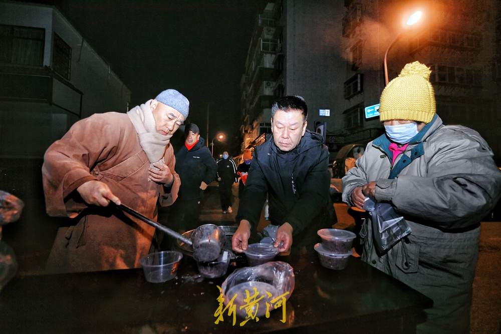 腊八清晨，济南崇明寺前施粥年味浓 