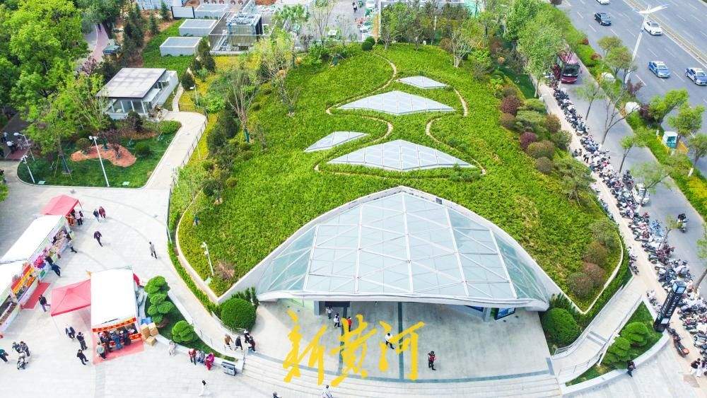 “最美车站”着“春装” 泉城公园北门地铁出入口屋顶绿化升级