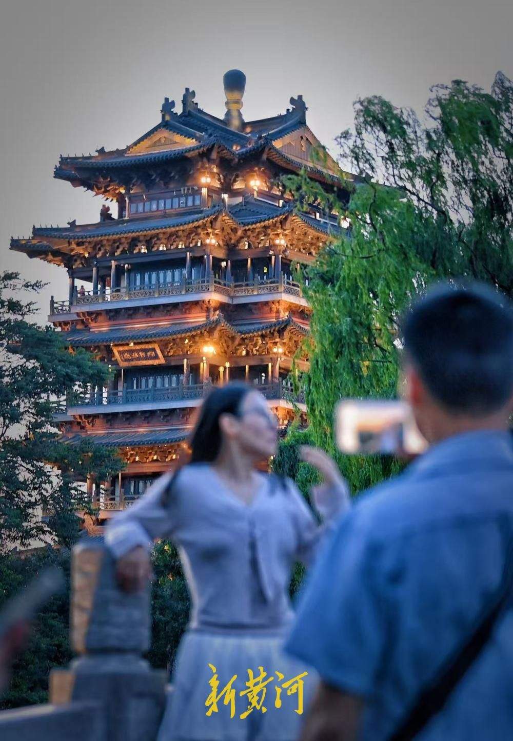 超然楼华灯绽放，游客打卡泉城夜色