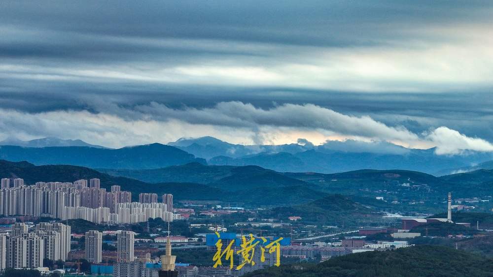 雨后泉城阴云遮天，青山连绵如高原风光