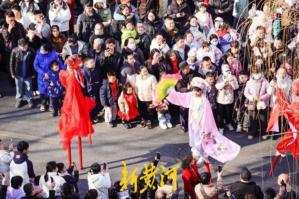 “泉”在济南过大年｜高跷“踩街”闹新春 泉城市集年味浓