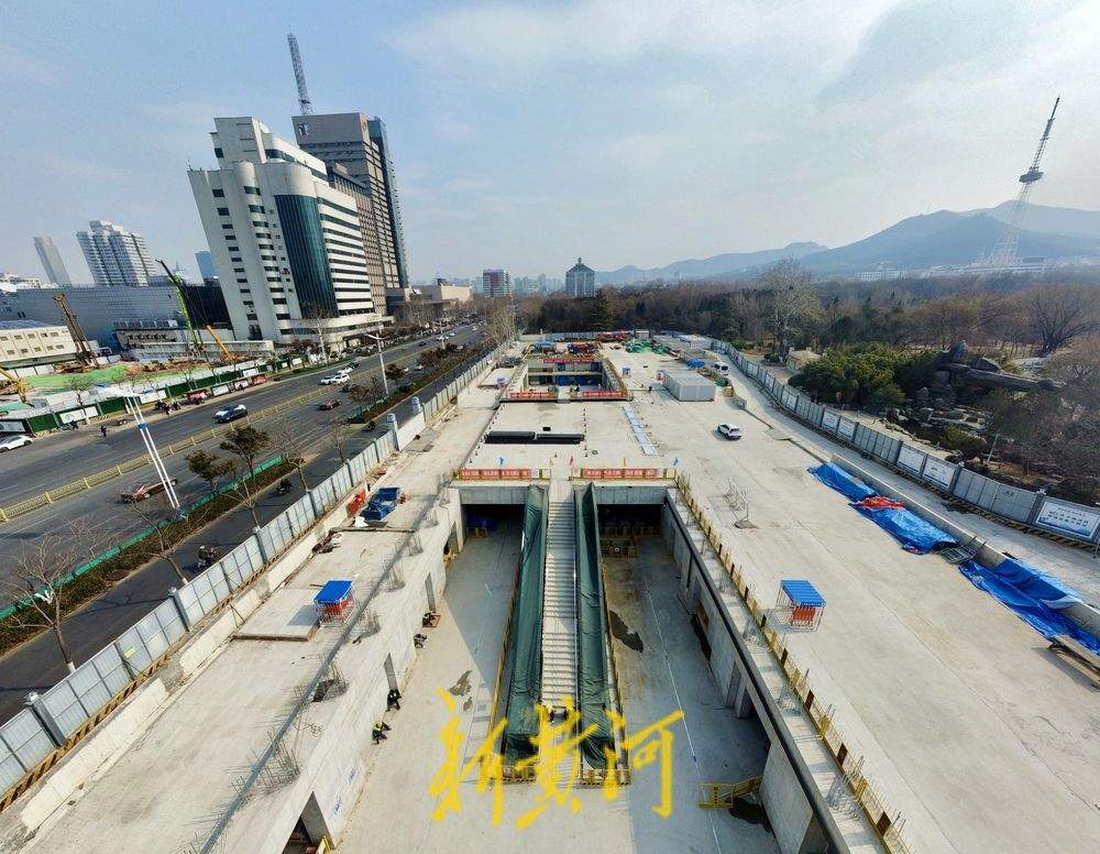 济南公园里的地铁车站地面出入口“揭面纱”