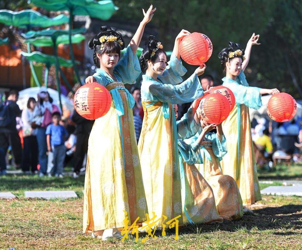 大明湖畔“灯笼舞韵”醉游人